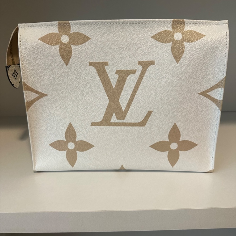LOUIS VUITTON Monogram Giant Toiletry Pouch 26 Kaki - Picture 2 of 8